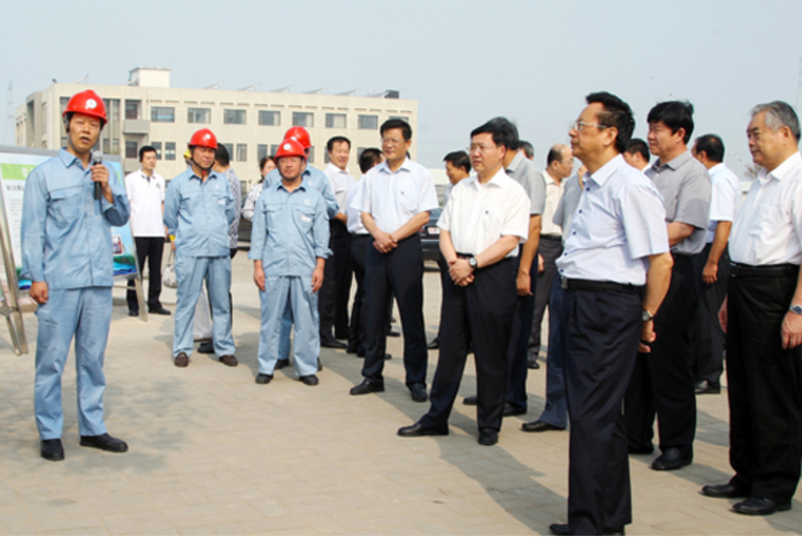2014年8月11日，全國人大常委會副委員長、民建中央主席陳昌智，全國人大常委會委員、環(huán)資委副主任委員蔣巨峰，到電廠華新環(huán)保公司就油泥砂處置項目進行專題調(diào)研。.png